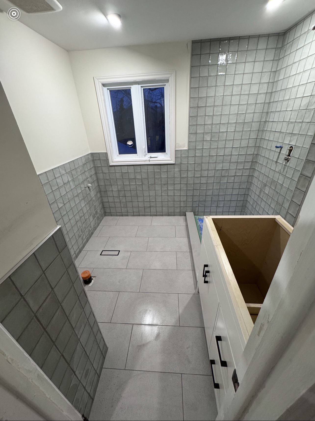 Custom tub surround with large format marble-look tile and herringbone accent wall — Orléans bathroom renovation
